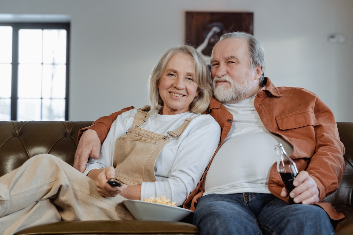 Kanapén ülő idős pár. A szívroham kockázati tényezői, tünetei, és módszerek a megelőzésre